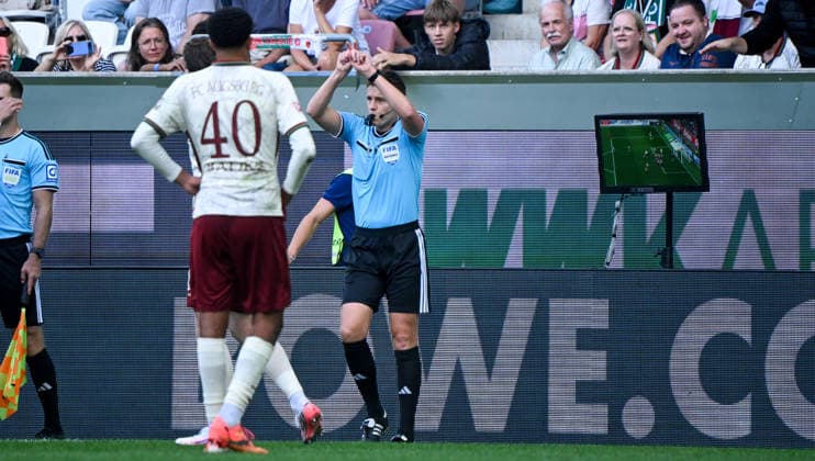 12.09.2026, xemx, Fussball 1.Bundesliga, FC Augsburg - Bayer 04 Leverkusen v.l. Schiedsrichter Daniel Siebert schaut sich die Situation an, Faul im Vorfeld kein Tor fuer Leverkusen (DFL DFB REGULATIONS PROHIBIT ANY USE OF PHOTOGRAPHS as IMAGE SEQUENCES and or QUASI-VIDEO) Augsburg *** September 12, 2026, xemx, Soccer, Bundesliga 1, FC Augsburg vs. Bayer 04 Leverkusen: Referee Daniel Siebert reviews the play; foul in the build-up—no goal for Leverkusen. DFL and DFB regulations prohibit any use of photographs as image sequences and or quasi-video. Augsburg