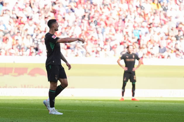 1. Bundesliga: SC Freiburg vs Borussia Mönchengladbach, 12.09.2026 Tim Kleindienst (Borussia Mönchengladbach, 11) auf dem Weg vom Platz nach der Roten Karte der die Kapitänsbinde wirft 1. Bundesliga: SC Freiburg vs Borussia Mönchengladbach, Europa-Park-Stadion, 12.09.2026 DFB DFL REGULATIONS PROHIBIT ANY USE OF PHOTOGRAPHS AS IMAGE SEQUENCES AND OR QUASI-VIDEO. *** 1 Bundesliga SC Freiburg vs. Borussia Mönchengladbach, September 12, 2026: Tim Kleindienst of Borussia Mönchengladbach, No. 11, on his way off the field after receiving a red card, throws down the captain’s armband. 1 Bundesliga SC Freiburg vs. Borussia Mönchengladbach, Europa-Park Stadium, September 12, 2026 DFB and DFL regulations prohibit any use of photographs as image sequences and or quasi-video. Copyright: xBEAUTIFULxSPORTS Boscox