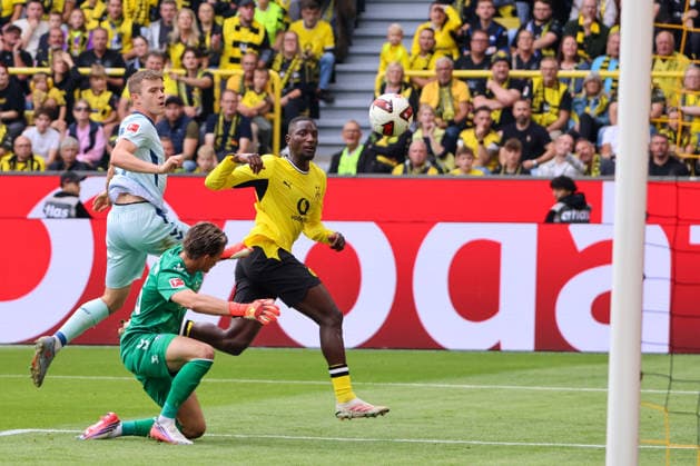 Dortmund, Deutschland: 12.09.2026 - 1. Bundesliga 2026 27 - 3. Spieltag - Borussia Dortmund vs. SC Paderborn Im Bild: v.li. der Dritte Torschütze Serhou Guirassy (BVB) macht das Tor zum 2:0 für Dortmund, was später als Abseitstor aberkannt wurde (DFL DFB REGULATIONS PROHIBIT ANY USE OF PHOTOGRAPHS as IMAGE SEQUENCES and or QUASI-VIDEO) *** *** Dortmund, Germany, September 12, 2026, Bundesliga 1, 2026–27, Matchday 3: Borussia Dortmund vs. SC Paderborn. Pictured from left: Serhou Guirassy, the third goal scorer, scores the 2–0 goal for Dortmund, which was later disallowed as an offside goal. DFL and DFB regulations prohibit any use of photographs as image sequences and or quasi-video. *** Copyright: HMBxMedia MadeleinexFantini