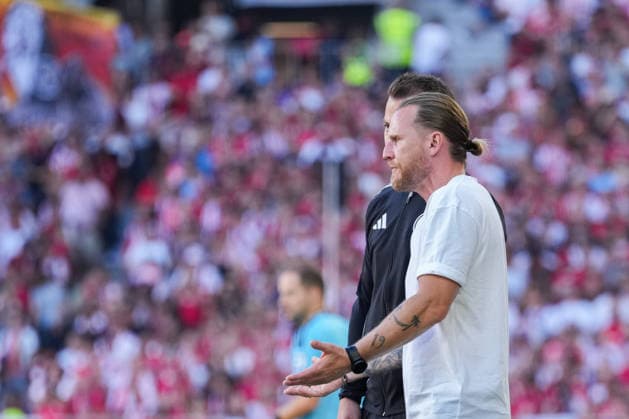 1. Bundesliga: SC Freiburg vs Borussia Mönchengladbach, 12.09.2026 Eugen PolaÅ ski (Borussia Mönchengladbach, Trainer) am diskutieren mit Wolfgang Haslberger (Vierter Offizieller) 1. Bundesliga: SC Freiburg vs Borussia Mönchengladbach, Europa-Park-Stadion, 12.09.2026 DFB DFL REGULATIONS PROHIBIT ANY USE OF PHOTOGRAPHS AS IMAGE SEQUENCES AND OR QUASI-VIDEO. *** 1 Bundesliga: SC Freiburg vs. Borussia Mönchengladbach, September 12, 2026. Eugen PolaÅ ski (Borussia Mönchengladbach), coach, discussing with Wolfgang Haslberger, fourth official. 1 Bundesliga: SC Freiburg vs. Borussia Mönchengladbach, Europa-Park Stadium, September 12, 2026 DFB and DFL regulations prohibit any use of photographs as image sequences and or quasi-video. Copyright: xBEAUTIFULxSPORTS Boscox