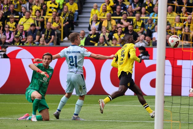 Dortmund, Deutschland: 12.09.2026 - 1. Bundesliga 2026 27 - 3. Spieltag - Borussia Dortmund vs. SC Paderborn Im Bild: v.li. der Dritte Torschütze Serhou Guirassy (BVB) macht das Tor zum 2:0 für Dortmund, was später als Abseitstor aberkannt wurde (DFL DFB REGULATIONS PROHIBIT ANY USE OF PHOTOGRAPHS as IMAGE SEQUENCES and or QUASI-VIDEO) *** *** Dortmund, Germany, September 12, 2026, Bundesliga 1, 2026–27, Matchday 3: Borussia Dortmund vs. SC Paderborn. Pictured from left: Serhou Guirassy, the third goal scorer, scores the 2–0 goal for Dortmund, which was later disallowed as an offside goal. DFL and DFB regulations prohibit any use of photographs as image sequences and or quasi-video. *** Copyright: HMBxMedia MadeleinexFantini