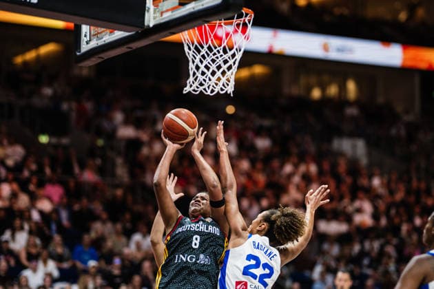 FIBA Women™s Basketball World Cup 2026: Frankreich vs. Deutschland, 12.09.2026 Nyara Sabally (Deutschland, 8) wirft, Marieme Badiane (Frankreich, 22); Basketball, FIBA Women™s Basketball World Cup 2026, Final Phase, Halbfinale: Frankreich vs. Deutschland am 12.09.2026 in der Uber Arena, Berlin Copyright: xBEAUTIFULxSPORTS Tonhäuserx