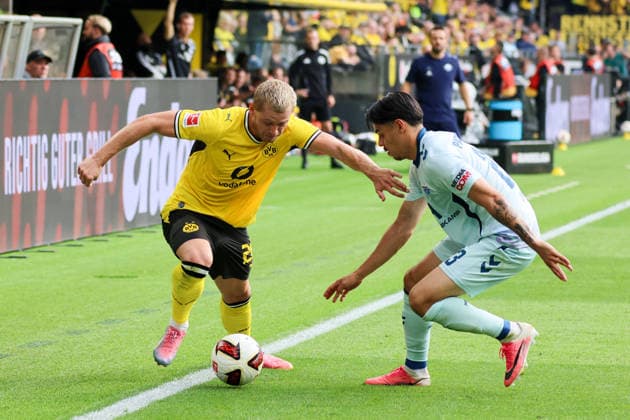 Dortmund, Deutschland: 12.09.2026 - 1. Bundesliga 2026 27 - 3. Spieltag - Borussia Dortmund vs. SC Paderborn Im Bild: v.li. im Zweikampf Julian Ryerson (BVB) und Raphael Obermair (Paderborn) (DFL DFB REGULATIONS PROHIBIT ANY USE OF PHOTOGRAPHS as IMAGE SEQUENCES and or QUASI-VIDEO) *** *** Dortmund, Germany, September 12, 2026, Bundesliga 2026-27, Matchday 3: Borussia Dortmund vs. SC Paderborn. Pictured from left, in a tackle: Julian Ryerson (BVB) and Raphael Obermair (Paderborn). DFL and DFB regulations prohibit any use of photographsHS as IMAGE SEQUENCES and or QUASI-VIDEO *** Copyright: HMBxMedia MadeleinexFantini