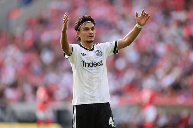 12.09.2026, Fussball Bundesliga, 1. FSV Mainz 05 - Eintracht Frankfurt, v.l., Torjubel zum 0:3 durch Can Uzun (Eintracht Frankfurt), Goal celebration, celebrate the goal DFL DFB REGULATIONS PROHIBIT ANY USE OF PHOTOGRAPHS AS IMAGE SEQUENCES AND OR QUASI-VIDEO. xdcx *** September 12, 2026, Bundesliga, 1 FSV Mainz 05 vs. Eintracht Frankfurt, from left, goal celebration after Can Uzun’s goal to make it 0–3 for Eintracht Frankfurt, goal celebration, celebrating the goal. DFL and DFB regulations prohibit any use of photographs as image sequences and or quasi-video. xdcx Copyright: HMBxMedia Claus