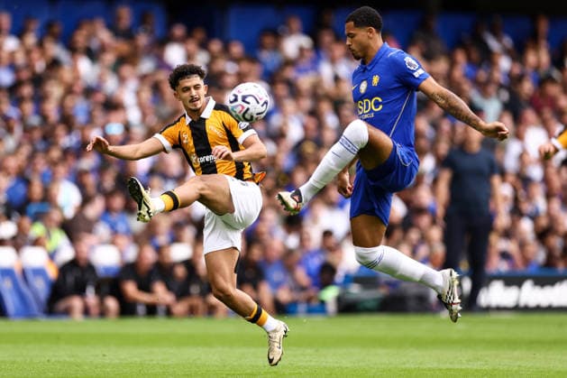 Chelsea v Hull City 12 September 2026, London - Premier League Football - Chelsea v Hull City - Mohamed Belloumi of Hull City and Levi Colwill of Chelsea - Photo: Jacques Feeney Offside. London UK *** Chelsea gegen Hull City, 12. September 2026, London, Premier League, Fußball: Chelsea gegen Hull City – Mohamed Belloumi von Hull City und Levi Colwill von Chelsea. Foto: Jacques Feeney, Offside, London, Großbritannien  Copyright: xJacquesxFeeneyx xOffsidexOffside