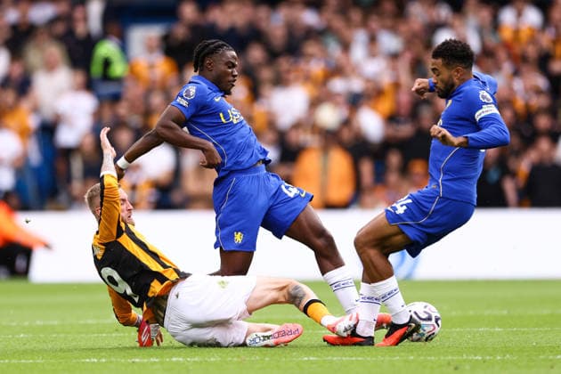 Chelsea v Hull City 12 September 2026, London - Premier League Football - Chelsea v Hull City - Ollie McBurnie of Hull City slide tackles Reece James of Chelsea as Romeo Lavia of Chelsea also tries to reach the ball - Photo: Jacques Feeney Offside. London UK *** Chelsea gegen Hull City, 12. September 2026, London, Premier League, Fußball: Chelsea gegen Hull City – Ollie McBurnie von Hull City geht mit einem Grätscher gegen Reece James von Chelsea vor, während Romeo Lavia von Chelsea ebenfalls versucht, an den Ball zu kommen. Foto: Jacques Feeney, Abseits, London, Großbritannien  Copyright: xJacquesxFeeneyx xOffsidexOffside