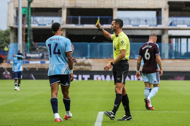 Aston Villa v Nottingham Forest, Premier League Referee Andy Madley gives a yellow card to Dan Ndoye of Nottingham Forest during the Aston Villa v Nottingham Forest Premier League match at Villa Park, Birmingham, England on 12 September 2026 Credit: Richard Bierton Every Second Media Editorial use only. All images are copyright Every Second Media Limited. No images may be reproduced without prior permission. All rights reserved. Premier League and Football League images are subject to licensing agreements with Football DataCo Limited. see https: www.football-dataco.com Copyright: xIMAGO EveryxSecondxMediax ESM-2156-0047 RichardxBiertonx xEveryxSecondxMediax