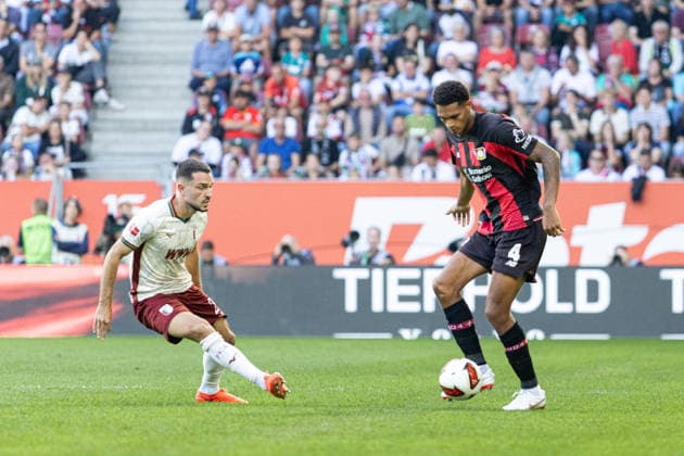 Deutschland: FC Augsburg vs Bayer 04 Leverkusen, 1. Bundesliga, Saison 2026 27, WWK Arena (Augsburg): Jarell Quansah, (Bayer Leverkusen, 4) am Ball, Arijon Ibrahimovic, (FC Augsburg, 21) Augsburg WWK Arena Bayern Deutschland *** Germany: FC Augsburg vs. Bayer 04 Leverkusen, Bundesliga 1, 2026–27 Season, WWK Arena, Augsburg; Jarell Quansah, Bayer Leverkusen, No. 4 on the ball; Arijon Ibrahimovic, FC Augsburg, No. 21; Augsburg WWK Arena, Bavaria, Germany Copyright: xBenedictxChristx