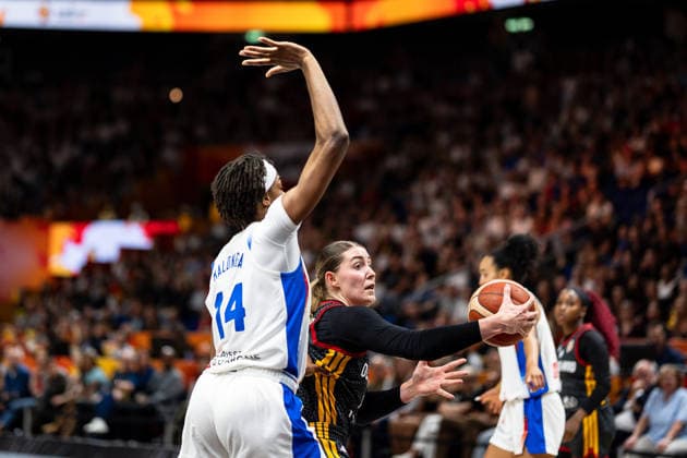 Luisa Geiselsoder (Deutschland, 15) im Zweikampf mit Dominique Malonga (Frankreich, 14), GER, Frankreich vs. Deutschland, Basketball, FIBA Women s World Cup 2026, Halbfinale, 12.09.2026 GER, Frankreich vs. Deutschland, Basketball, FIBA Women s World Cup 2026, Halbfinale, 12.09.2026 Berlin Copyright: xEibner-Pressefoto MaxxVincenx EP_MVN