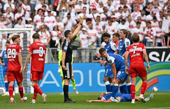 Schiedsrichter Referee Sven Jablonski zeigt Wouter Burger TSG 1899 Hoffenheim (18) gelbe Karte gelb Verwarnung TSG 1899 Hoffenheim vs VfB Stuttgart 12.09.2026 DFL REGULATIONS PROHIBIT ANY USE OF PHOTOGRAPHS AS IMAGE SEQUENCES AND OR QUASI-VIDEO TSG 1899 Hoffenheim vs VfB Stuttgart *** Referee Sven Jablonski shows Wouter Burger of TSG 1899 Hoffenheim a yellow card in the match between TSG 1899 Hoffenheim and VfB Stuttgart on September 12, 2026. DFL regulations prohibit any use of PHOTOGRAPHS AS IMAGE SEQUENCES AND OR QUASI-VIDEO TSG 1899 Hoffenheim vs. VfB Stuttgart