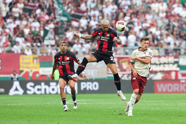 Duell in der Luft, Zweikampf, Aleix Garcia (Bayer 04 Leverkusen, 24) mit Ball mit Robin Fellhauer (FC Augsburg, 19), GER, FC Augsburg vs. Bayer 04 Leverkusen, Fussball, Bundesliga, 3. Spieltag, Saison 2026 2027, 12.09.2026, DFL DFB REGULATIONS PROHIBIT ANY USE OF PHOTOGRAPHS as IMAGE SEQUENCES and or QUASI-VIDEO, GER, FC Augsburg vs. Bayer 04 Leverkusen, Fussball, Bundesliga, 3. Spieltag, Saison 2026 2027, 12.09.2026 Augsburg *** Aerial duel, tackle, Aleix Garcia (Bayer 04 Leverkusen), 24, with the ball, vs. Robin Fellhauer (FC Augsburg), 19, GER, FC Augsburg vs. Bayer 04 Leverkusen, Soccer, Bundesliga, Matchday 3, 2026–2027 season, September 12, 2026, DFL and DFB regulations prohibit any use of photographs as image sequences and or quasi-video, GER, FC Augsburg vs. Bayer 04 Leverkusen, Soccer, Bundesliga, Matchday 3, 2026–2027 season, September 12, 2026, Augsburg Copyright: xEibner-Pressefoto JennixMaulx EP_JML
