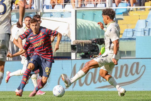 GenoaÕs Stephan El Shaarawy fights for the ball during the Serie A soccer match between Genoa and Frosinone at the Luigi Ferraris Stadium in Genoa, Italy - Saturday, September 12, 2026. - Soccer .  Copyright: xTanoxPecoraro LaPressex