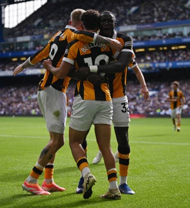 Chelsea v Hull City Premier League Hull City s Mohamed Belloumi (centre) celebrates scoring their second goal during the Premier League match at Stamford Bridge, London 12 09 2026 UK Newspapers OUT Copyright: xDanielxHamburyx FIL-23926-0114