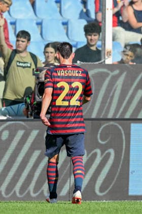 the referee gives a red card to GenoaÕs Johan Vasquez during the Serie A soccer match between Genoa and Frosinone at the Luigi Ferraris Stadium in Genoa, Italy - Saturday, September 12, 2026. - Soccer .  Copyright: xTanoxPecoraro LaPressex