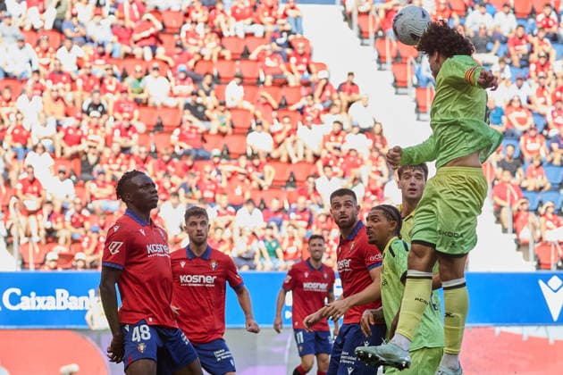 LaLiga EASports 2026 27 CA Osasuna v RCD Espanyol Leandro Cabrera (6. ESP) takes a shot during the LaLiga EA Sports match between CA Osasuna and RCD Espanyol played at El Sadar in Pamplona. Rockson Yeboah (48. OSA) (L), Iker Munoz (8. OSA), Inigo Arguibide (27. OSA), Tyrhys Dolan (24. ESP) and Urko Gonzalez de Zarate (4. ESP) (R) are also visible in the image. Credit: Inigo Alzugaray Agencia LOF Pamplona LaLiga EASports 2026 27 CA Osasuna v RCD Espanyol