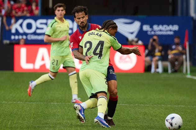 LaLiga EASports 2026 27 CA Osasuna v RCD Espanyol Ante Budimir (17. OSA) (L) battles for the ball with Tyrhys Dolan (24. ESP) (R) during the LaLiga EA Sports match between CA Osasuna and RCD Espanyol played at El Sadar in Pamplona. Roger Hinojo (21. ESP) is also visible in the image. Credit: Inigo Alzugaray Agencia LOF Pamplona LaLiga EASports 2026 27 CA Osasuna v RCD Espanyol