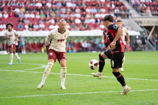 Marius Wolf (27 Augsburg) und Afonso Moreira (9 Leverkusen) in Aktion beim Bundesligaspiel FC Augsburg - Bayer 04 Leverkusen am 12.09.2026. Augsburg WWK Arena Bayern Deutschland *** Marius Wolf (No. 27, Augsburg) and Afonso Moreira (No. 9, Leverkusen) in action during the Bundesliga match between FC Augsburg and Bayer 04 Leverkusen on September 12, 2026, at the WWK Arena in Augsburg, Bavaria, Germany
