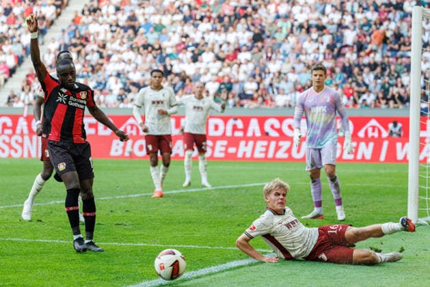 Hennes Behrens (16, FC Augsburg) und Moussa Diaby (19, Bayer 04 Leverkusen) beim Spiel zwischen FC Augsburg v Bayer 04 Leverkusen, Fussball, Herren, Bundesliga, 2026 2027, 3.Spieltag am 12.09.2026 in Augsburg, WWK ARENA. DFL and DFB regulations prohibit any use of photographs as image sequences and or quasi-video. Bayern Deutschland *** Hennes Behrens, 16, FC Augsburg, and Moussa Diaby, 19, Bayer 04 Leverkusen, during the match between FC Augsburg and Bayer 04 Leverkusen, soccer, men s, Bundesliga, 2026–2027, Matchday 3 on September 12, 2026, in Augsburg, WWK ARENA. DFL and DFB regulations prohibit any use of photographs as image sequences and or quasi-video. Bavaria, Germany
