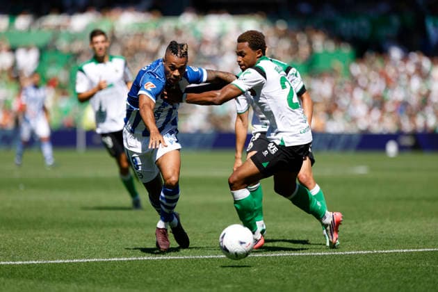 Real Racing Club de Santander v Deportivo Alaves - LaLiga EA Sports 2026 27 Mariano Diaz of Deportivo Alaves competes for the ball with Jeanuel Belocian of Racing de Santander during the LaLiga EA Sports match between Racing de Santander and Deportivo Alaves at El Sardinero Stadium in Santander, Spain, on September 12, 2026. Santander Cantabria Spain  Copyright: xDavidxFernandezx originalFilename:fern__ndez-racingde260912_np6OV.jpg