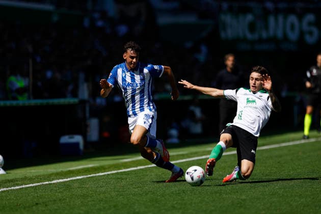 Real Racing Club de Santander v Deportivo Alaves - LaLiga EA Sports 2026 27 Angel Perez of Deportivo Alaves competes for the ball with Jorge Salinas of Racing de Santander during the LaLiga EA Sports match between Racing de Santander and Deportivo Alaves at El Sardinero Stadium in Santander, Spain, on September 12, 2026. Santander Cantabria Spain  Copyright: xDavidxFernandezx originalFilename:fern__ndez-racingde260912_npMjM.jpg