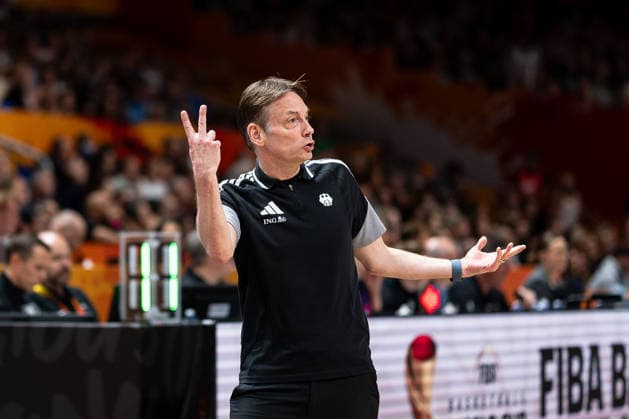 Olaf Lange (Deutschland, Trainer) Geste, GER, Frankreich vs. Deutschland, Basketball, FIBA Women s World Cup 2026, Halbfinale, 12.09.2026 GER, Frankreich vs. Deutschland, Basketball, FIBA Women s World Cup 2026, Halbfinale, 12.09.2026 Berlin Copyright: xEibner-Pressefoto MaxxVincenx EP_MVN