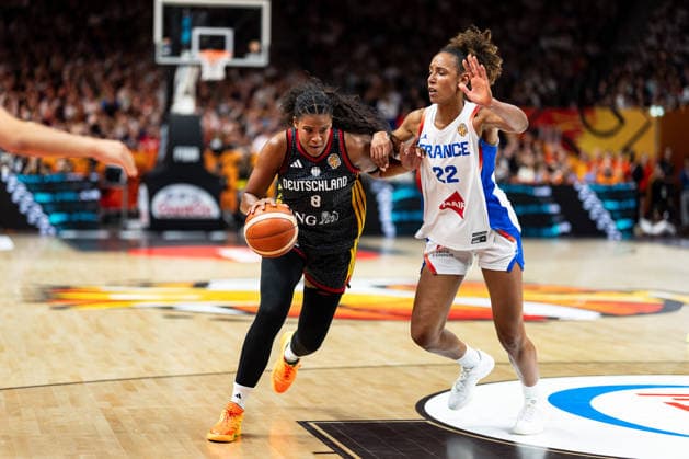 Nyara Sabally (Deutschland, 08) im Dribbling gegen Marieme Badiane (Frankreich, 22), GER, Frankreich vs. Deutschland, Basketball, FIBA Women s World Cup 2026, Halbfinale, 12.09.2026 GER, Frankreich vs. Deutschland, Basketball, FIBA Women s World Cup 2026, Halbfinale, 12.09.2026 Berlin Copyright: xEibner-Pressefoto MaxxVincenx EP_MVN