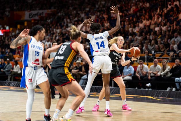 Marie Guelich (Deutschland, 21) Pass auf Leonie Fiebich (Deutschland, 13), Dominique Malonga (Frankreich, 14), GER, Frankreich vs. Deutschland, Basketball, FIBA Women s World Cup 2026, Halbfinale, 12.09.2026 GER, Frankreich vs. Deutschland, Basketball, FIBA Women s World Cup 2026, Halbfinale, 12.09.2026 Berlin Copyright: xEibner-Pressefoto MaxxVincenx EP_MVN