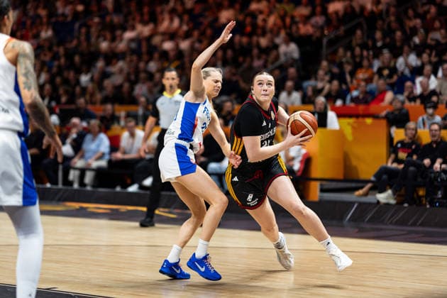 Lina Sontag (Deutschland, 24) im Dribbling gegen Marine Johannes (Frankreich, 23), GER, Frankreich vs. Deutschland, Basketball, FIBA Women s World Cup 2026, Halbfinale, 12.09.2026 GER, Frankreich vs. Deutschland, Basketball, FIBA Women s World Cup 2026, Halbfinale, 12.09.2026 Berlin Copyright: xEibner-Pressefoto MaxxVincenx EP_MVN