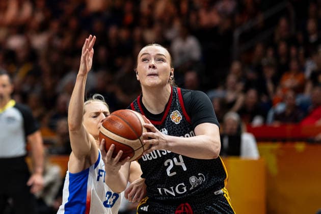 Lina Sontag (Deutschland, 24) beim Korbleger, Marine Johannes (Frankreich, 23), GER, Frankreich vs. Deutschland, Basketball, FIBA Women s World Cup 2026, Halbfinale, 12.09.2026 GER, Frankreich vs. Deutschland, Basketball, FIBA Women s World Cup 2026, Halbfinale, 12.09.2026 Berlin Copyright: xEibner-Pressefoto MaxxVincenx EP_MVN
