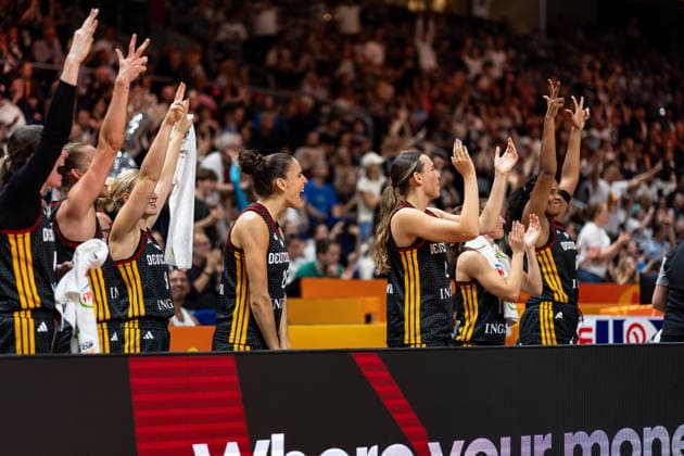 deutsche Bank jubelt Jubel, Luisa Geiselsoder (Deutschland, 15), Emma Eichmeyer (Deutschland, 09), Clara Bielefeld (Deutschland, 25), Emily Bessoir (Deutschland, 22), Britta Daub (Deutschland, 19), Nyara Sabally (Deutschland, 08), GER, Frankreich vs. Deutschland, Basketball, FIBA Women s World Cup 2026, Halbfinale, 12.09.2026 GER, Frankreich vs. Deutschland, Basketball, FIBA Women s World Cup 2026, Halbfinale, 12.09.2026 Berlin Copyright: xEibner-Pressefoto MaxxVincenx EP_MVN