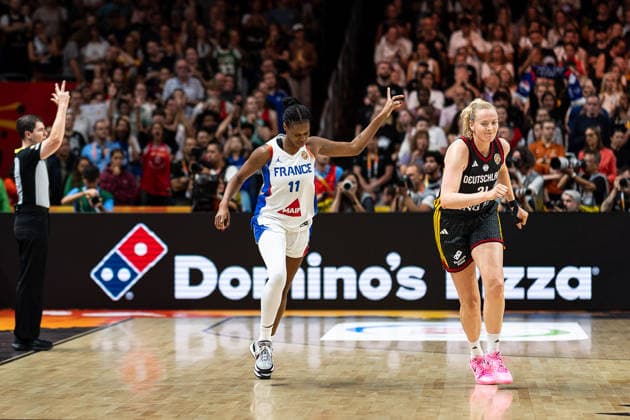 Valeriane Ayayi (Frankreich, 11) jubelt Jubel, Marie Guelich (Deutschland, 21) enttaeuscht Enttaeuschung, GER, Frankreich vs. Deutschland, Basketball, FIBA Women s World Cup 2026, Halbfinale, 12.09.2026 GER, Frankreich vs. Deutschland, Basketball, FIBA Women s World Cup 2026, Halbfinale, 12.09.2026 Berlin Copyright: xEibner-Pressefoto MaxxVincenx EP_MVN