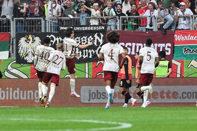 1. Fussball Bundesliga: FC Augsburg - Bayer 04 Leverkusen, 12.09.2026 AUGSBURG, GERMANY; 12. SEPTEMBER: Jubel der Augsburger nach dem Treffer zum 2-1 durch Michael GREGORITSCH (FC Augsburg 11) Tor Torschuetze Freude Happy während dem Match der Bundesliga zwischen dem FC Augsburg und Bayer 04 Leverkusen am 3. Spieltag in der WWK-Arena DFL REGULATIONS PROHIBIT ANY USE OF PHOTOGRAPHS AS IMAGE SEQUENCES AND OR QUASI-VIDEO *** 1 German Bundesliga: FC Augsburg vs. Bayer 04 Leverkusen, September 12, 2026, AUGSBURG, GERMANY September 12: Augsburg fans celebrate after Michael GREGORITSCH scores the 2–1 goal for FC Augsburg. Goal, goal scorer, joy, happy during the Bundesliga match between FC Augsburg and Bayer 04 Leverkusen on Matchday 3 at the WWK Arena DFL regulations prohibit any use of photographs as image sequences and or quasi-video Copyright: xBEAUTIFULxSPORTS Goldbergx