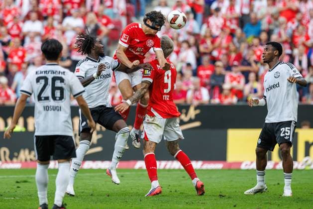 Fabio Gruber (FSV Mainz 05) im Zweikampf mit Lilian Brassier (Eintracht Frankfurt), Aktion Action FSV Mainz 05 vs Eintracht Frankfurt, Fussball, Bundesliga, 03. Spieltag, Saison 2026 2027, 12.09.2026 FSV Mainz 05 vs Eintracht Frankfurt, Fussball, Bundesliga, 03. Spieltag, Saison 2026 2027, 12.09.2026 *** Fabio Gruber (FSV Mainz 05) in a tackle with Lilian Brassier (Eintracht Frankfurt), Action: FSV Mainz 05 vs. Eintracht Frankfurt, Soccer, Bundesliga, Matchday 3, 2026–2027 Season, September 12, 2026, FSV Mainz 05 vs. Eintracht Frankfurt, Soccer, Bundesliga, Matchday 3, 2026–2027 Season, September 12, 2026 Copyright: xEibnerxPressefotox EP_ANS