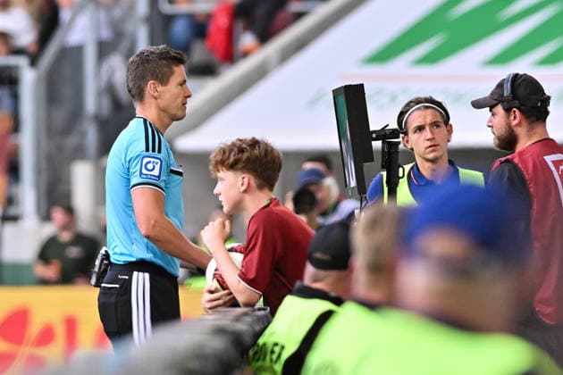 1. Fussball Bundesliga: FC Augsburg - Bayer 04 Leverkusen, 12.09.2026 AUGSBURG, GERMANY; 12. SEPTEMBER: Referee Daniel SIEBERT nimmt den Ausgleich der Leverkusener nach Videobeweis zurück während dem Match der Bundesliga zwischen dem FC Augsburg und Bayer 04 Leverkusen am 3. Spieltag in der WWK-Arena DFL REGULATIONS PROHIBIT ANY USE OF PHOTOGRAPHS AS IMAGE SEQUENCES AND OR QUASI-VIDEO *** 1 Bundesliga: FC Augsburg vs. Bayer 04 Leverkusen, September 12, 2026, AUGSBURG, GERMANY September 12 Referee Daniel SIEBERT overturns Leverkusen’s equalizer following a video review during the Bundesliga match between FC Augsburg and Bayer 04 Leverkusen on Matchday 3 at the WWK Arena. DFL REGULATIONS PROHIBIT ANY USE OF PHOTOGRAPHSOGRAPHS AS IMAGE SEQUENCES AND OR QUASI-VIDEO Copyright: xBEAUTIFULxSPORTS Goldbergx