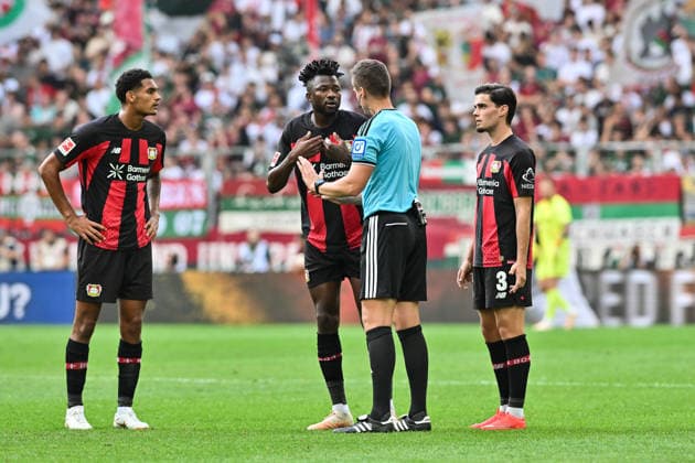 1. Fussball Bundesliga: FC Augsburg - Bayer 04 Leverkusen, 12.09.2026 AUGSBURG, GERMANY; 12. SEPTEMBER: Referee Daniel SIEBERT nimmt den Ausgleich der Leverkusener nach Videobeweis zurück Edmond TAPSOBA (Bayer Leverkusen 12) kann es nicht versehen während dem Match der Bundesliga zwischen dem FC Augsburg und Bayer 04 Leverkusen am 3. Spieltag in der WWK-Arena DFL REGULATIONS PROHIBIT ANY USE OF PHOTOGRAPHS AS IMAGE SEQUENCES AND OR QUASI-VIDEO *** 1 Bundesliga Soccer: FC Augsburg vs. Bayer 04 Leverkusen, September 12, 2026, AUGSBURG, GERMANY SEPTEMBER 12 Referee Daniel SIEBERT overturns Leverkusen’s equalizer following a video review Edmond TAPSOBA of Bayer Leverkusen 12 is unable to score during the Bundesliga match between FC Augsburg and Bayer 04 Leverkusen on Matchday 3 at the WWK Arena. DFL regulations prohibit any use of photographs as image sequences and or quasi-video. Copyright: xBEAUTIFULxSPORTS Goldbergx