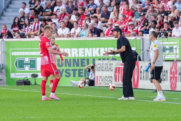 1. Bundesliga: SC Freiburg vs Borussia Mönchengladbach, 12.09.2026 Julian Schuster (SC Freiburg, Trainer) der mit Philipp Lienhart (SC Freiburg, 3) spricht 1. Bundesliga: SC Freiburg vs Borussia Mönchengladbach, Europa-Park-Stadion, 12.09.2026 DFB DFL REGULATIONS PROHIBIT ANY USE OF PHOTOGRAPHS AS IMAGE SEQUENCES AND OR QUASI-VIDEO. *** Bundesliga Match: SC Freiburg vs. Borussia Mönchengladbach, September 12, 2026 Julian Schuster, SC Freiburg coach, speaks with Philipp Lienhart, SC Freiburg, No. 3, ahead of the Bundesliga match between SC Freiburg and Borussia Mönchengladbach at Europa-Park Stadium, September 12, 2026. DFB and DFL regulations prohibit any use of photographs as image sequences and or quasi-video. Copyright: xBEAUTIFULxSPORTS Boscox