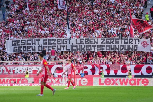 1. Bundesliga: SC Freiburg vs Borussia Mönchengladbach, 12.09.2026 Banner der Freiburger mit dem Spruch; Gesicht gezeigt, Leben zerstört! Gegen Öffentlichkeitsfahndung. 1. Bundesliga: SC Freiburg vs Borussia Mönchengladbach, Europa-Park-Stadion, 12.09.2026 DFB DFL REGULATIONS PROHIBIT ANY USE OF PHOTOGRAPHS AS IMAGE SEQUENCES AND OR QUASI-VIDEO. *** 1 Bundesliga: SC Freiburg vs. Borussia Mönchengladbach, September 12, 2026. SC Freiburg banner with the slogan Showed Our Faces, Lives Destroyed—Against Public Identification. 1 Bundesliga: SC Freiburg vs. Borussia Mönchengladbach, Europa-Park Stadium, September 12, 2026 DFB and DFL regulations prohibit any use of photographs as image sequences and or quasi-video. Copyright: xBEAUTIFULxSPORTS Boscox