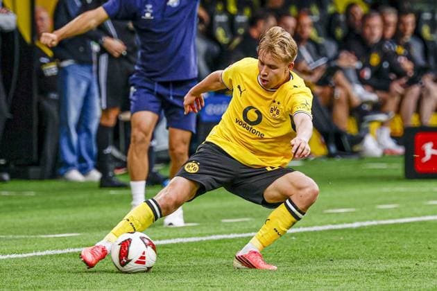 DORTMUND - Daniel Svensson of Borussia Dortmund runs with the ball during the Bundesliga match between Borussia Dortmund and SC Paderborn 07 at Signal Iduna Park on September 12, 2026, in Dortmund, Germany. MARCEL TER BALS ANP Bundesliga 2026 27 xVIxANPxSportx xMarcelxterxBalsxIVx 568305998 originalFilename: 568305998.jpg