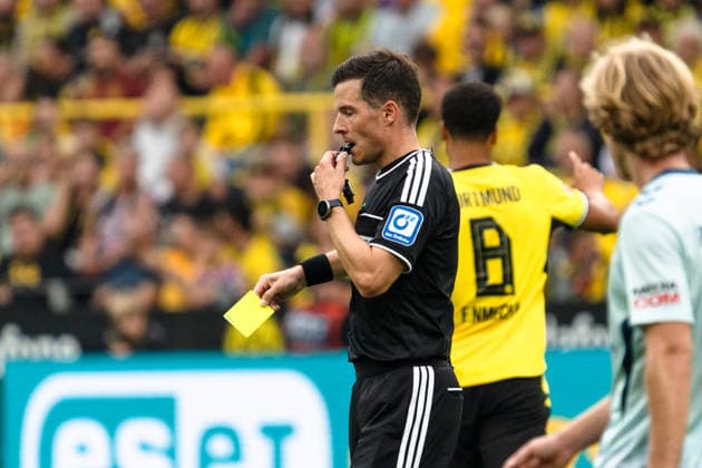 Deutschland: Bundesliga 2026 2027 3. Spieltag, Borussia Dortmund vs. SC Paderborn 07 , Samstag, 12.09.2026 Signal Iduna Park, Nordrhein-Westfalen Harm Osmers (Schiedsrichter) Gelbe Karte Jobe Bellingham (Borussia Dortmund, 7) *** Germany Bundesliga 2026–2027, Matchday 3: Borussia Dortmund vs. SC Paderborn 07, Saturday, September 12, 2026, Signal Iduna Park, North Rhine-Westphalia; Referee: Harm Osmers; Yellow card: Jobe Bellingham (Borussia Dortmund), 7 Copyright: xCelinaxLeiersx