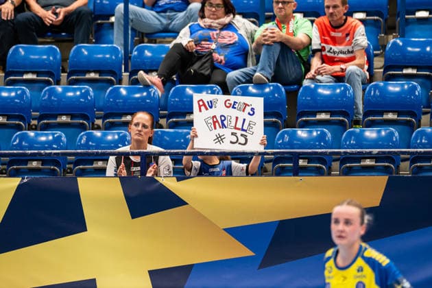 HSG Blomberg-Lippe (GER) vs. Storhamar Handball Elite (NOR), Handball, EHF Champions League Women, Gruppenphase, 12.9.2026, Saision 2026 2027, Lemgo Ein Banner von Fans fuer Farrelle Njinkeu (HSG Blomberg-Lippe, 55) Lemgo Phoenix Contact Arena Deutschland