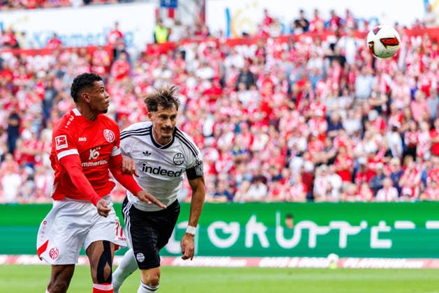 MAINZ, GERMANY - SEPTEMBER 12: Ransford-Yeboah Koenigsdoerffer (Königsdörffer, 1. FSV Mainz 05, 11) shots on the goal with a header against Robin Koch (Eintracht Frankfurt, 4) during the Bundesliga match between 1. FSV Mainz 05 vs. Eintracht Frankfurt at MEWA Arena on matchday 3 of the 1. Bundesliga on September 12, 2026 in Mainz, Germany. DFL REGULATIONS PROHIBIT ANY USE OF PHOTOGRAPHS AS IMAGE SEQUENCES AND OR QUASI-VIDEO. Rhineland-Palatinate Germany Copyright: xStephanxHahnex
