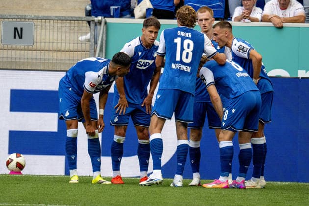 12.09.2026, xdaymx, Fussball 1.Bundesliga, TSG 1899 Hoffenheim - VfB Stuttgart. Einstudierter Torjubel zum 2:1 von Adam Hlozek (TSG Hoffenheim) mit der Mannschaft. (DFL DFB REGULATIONS PROHIBIT ANY USE OF PHOTOGRAPHS as IMAGE SEQUENCES and or QUASI-VIDEO) Sinsheim *** September 12, 2026, xdaymx, Soccer, Bundesliga 1, TSG 1899 Hoffenheim vs. VfB Stuttgart: A choreographed goal celebration following Adam Hlozek’s 2–1 goal for TSG Hoffenheim with the team. DFL and DFB regulations prohibit any use of photographs as image sequences and or quasi-videos. Sinsheim