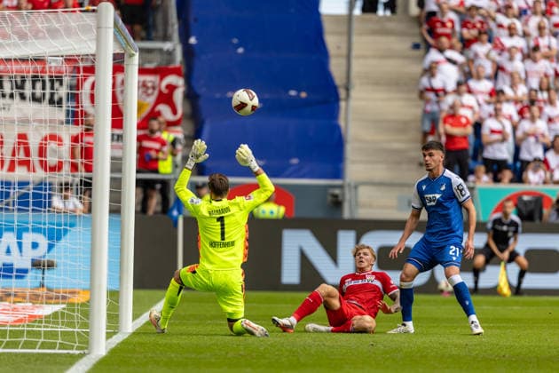 Torchance Finn Jeltsch (VfB Stuttgart, 29) lupft den Ball an die Latte Oliver Baumann (TSG Hoffenheim, 01) und Albian Hajdari (TSG Hoffenheim, 21) haben keine Chance, GER, TSG Hoffenheim vs. VfB Stuttgart, Fussball, 1. Bundesliga, 03. Spieltag, Spielzeit 2026 2027, 12.09.2026, DFL DFB REGULATIONS PROHIBIT ANY USE OF PHOTOGRAPHS AS IMAGE SEQUENCES AND OR QUASI-VIDEO, GER, TSG Hoffenheim vs. VfB Stuttgart, Fussball, 1. Bundesliga, 03. Spieltag, Spielzeit 2026 2027, 12.09.2026 Sinsheim *** Scoring chance: Finn Jeltsch (VfB Stuttgart, 29) lobs the ball onto the crossbar; Oliver Baumann (TSG Hoffenheim, 01) and Albian Hajdari (TSG Hoffenheim, 21) have no chance. GER, TSG Hoffenheim vs. VfB Stuttgart, Soccer, Bundesliga 1, Matchday 03, 2026–2027 season, September 12, 2026, DFL and DFB regulations prohibit any use of photographs as image sequences and or quasi-video, GER, TSG Hoffenheim vs. VfB Stuttgart, soccer, Bundesliga 1, Matchday 3, 2026–2027 Season, September 12, 2026, Sinsheim Copyright: xEibner-Pressefoto JanixPlessx EP_JPL