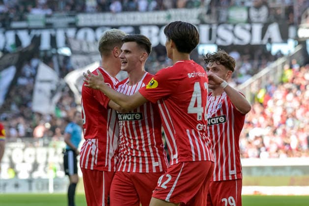 Jubel zum Tor zum 4:0 durch Yannik Engelhardt (SC Freiburg, 16) mit Matthias Ginter (SC Freiburg, 28), Keisuke Goto (SC Freiburg, 42), Philipp Treu (SC Freiburg, 29) GER, SC Freiburg vs Bor. Moenchengladbach, Fussball, Bundesliga, 3. Spieltag, Saison 2026 2027, 12.09.2026 DFL DFB REGULATIONS PROHIBIT ANY USE OF PHOTOGRAPHS AS IMAGE SEQUENCES AND OR QUASI-VIDEO GER, SC Freiburg vs Bor. Moenchengladbach, Fussball, Bundesliga, 3. Spieltag, Saison 2026 2027, 12.09.2026 Freiburg *** Celebration after Yannik Engelhardt (SC Freiburg, 16) scored the goal to make it 4–0, with Matthias Ginter (SC Freiburg, 28) and Keisuke Goto (SC Freiburg, 42), Philipp Treu (SC Freiburg, 29 GER), SC Freiburg vs. Borussia Mönchengladbach, soccer, Bundesliga, Matchday 3, 2026–2027 season, September 12, 2026 DFL DFB REGULATIONS PROHIBIT ANY USE OF PHOTOGRAPHS AS IMAGE SEQUENCES AND OR QUASI-VIDEO GER, SC Freiburg vs. Borussia Mönchengladbach, Soccer, Bundesliga, Matchday 3, 2026–2027 season, September 12, 2026, Freiburg Copyright: xEibner-Pressefotox EP_THS