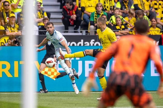 12.09.2026, Fussball, 3. Spieltag der 1. Fussball Bundesliga, Borussia Dortmund - SC Paderborn. v. l. Marvin Pieringer (SC Paderborn 07), Waldemar Anton (Borussia Dortmund). Dortmund Signal Iduna Park NRW Deutschland xRHR-FOTO DEx *** September 12, 2026, Soccer, Matchday 3 of the 1st Bundesliga, Borussia Dortmund vs. SC Paderborn, Marvin Pieringer (SC Paderborn 07), Waldemar Anton (Borussia Dortmund), Signal Iduna Park, North Rhine-Westphalia, Germany, xRHR PHOTO DEx Copyright: DennisxEwert RHR-FOTOx RHR-FOTO DE