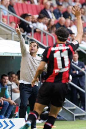 Carles Martinez (Trainer:in, Bayer 04 Leverkusen) gestikuliert beim Spiel zwischen FC Augsburg v Bayer 04 Leverkusen, Fussball, Herren, Bundesliga, 2026 2027, 3.Spieltag am 12.09.2026 in Augsburg, WWK ARENA. DFL and DFB regulations prohibit any use of photographs as image sequences and or quasi-video. Bayern Deutschland *** Carles Martinez, coach of Bayer 04 Leverkusen, gestures during the match between FC Augsburg and Bayer 04 Leverkusen, soccer, men s, Bundesliga, 2026–2027, Matchday 3 on September 12, 2026, in Augsburg, WWK ARENA. DFL and DFB regulations prohibit any use of photographs as image sequences and or quasi-video. Bavaria, Germany