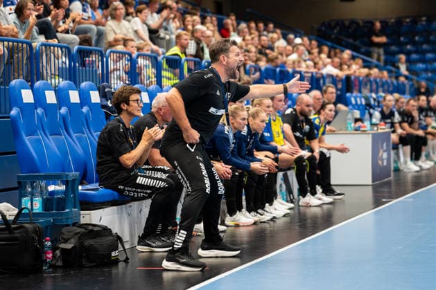 HSG Blomberg-Lippe (GER) vs. Storhamar Handball Elite (NOR), Handball, EHF Champions League Women, Gruppenphase, 12.9.2026, Saision 2026 2027, Lemgo Finn Kenneth Gabrielsen (Storhamar Handball Elite, Trainer) gestikuliert Lemgo Phoenix Contact Arena Deutschland