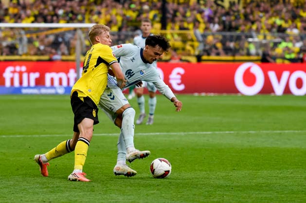 Tom Baack (SC Paderborn 07) und Daniel Svensson (Borussia Dortmund) im Kampf um den Ball waehrend des spiels der 1. Bundesliga zwischen Borussia Dortmund und SC Paderborn 07, Signal Iduna Park am 12. September 2026 in Dortmund, Deutschland. (Foto von Max Maiwald DeFodi Images) +++ Tom Baack (SC Paderborn 07) und Daniel Svensson (Borussia Dortmund) battle for the ball during the Bundesliga match between Borussia Dortmund and SC Paderborn 07 at Signal Iduna Park on September 12, 2026 in Dortmund, Germany. (Photo by Max Maiwald DeFodi Images) DFB DFL REGULATIONS PROHIBIT ANY USE OF PHOTOGRAPHS AS IMAGE SEQUENCES AND OR QUASI-VIDEO. (Photo by Max Maiwald DeFodi Images) - *** Tom Baack of SC Paderborn 07 and Daniel Svensson of Borussia Dortmund battle for the ball during the Bundesliga match between Borussia Dortmund and SC Paderborn 07 at Signal Iduna Park on September 12, 2026, in Dortmund, Germany Photo by Max Maiwald DeFodi Images Tom Baack of SC Paderborn 07 and Daniel Svensson of Borussia Dortmund battle for the ball during the Bundesliga match between Borussia Dortmund and SC Paderborn 07 at Signal Iduna Park on September 12, 2026 in Dortmund, Germany. Photo by Max Maiwald, DeFodi Images. DFB and DFL regulations prohibit any use of photographs as image sequences and or quasi-video. Photo by Max Maiwald, DeFodi Images