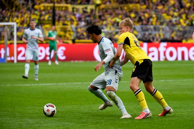 Tom Baack (SC Paderborn 07) und Daniel Svensson (Borussia Dortmund) im Kampf um den Ball waehrend des spiels der 1. Bundesliga zwischen Borussia Dortmund und SC Paderborn 07, Signal Iduna Park am 12. September 2026 in Dortmund, Deutschland. (Foto von Max Maiwald DeFodi Images) +++ Tom Baack (SC Paderborn 07) und Daniel Svensson (Borussia Dortmund) battle for the ball during the Bundesliga match between Borussia Dortmund and SC Paderborn 07 at Signal Iduna Park on September 12, 2026 in Dortmund, Germany. (Photo by Max Maiwald DeFodi Images) DFB DFL REGULATIONS PROHIBIT ANY USE OF PHOTOGRAPHS AS IMAGE SEQUENCES AND OR QUASI-VIDEO. (Photo by Max Maiwald DeFodi Images) - *** Tom Baack of SC Paderborn 07 and Daniel Svensson of Borussia Dortmund battle for the ball during the Bundesliga match between Borussia Dortmund and SC Paderborn 07 at Signal Iduna Park on September 12, 2026, in Dortmund, Germany Photo by Max Maiwald DeFodi Images Tom Baack of SC Paderborn 07 and Daniel Svensson of Borussia Dortmund battle for the ball during the Bundesliga match between Borussia Dortmund and SC Paderborn 07 at Signal Iduna Park on September 12, 2026 in Dortmund, Germany. Photo by Max Maiwald, DeFodi Images. DFB and DFL regulations prohibit any use of photographs as image sequences and or quasi-video. Photo by Max Maiwald, DeFodi Images