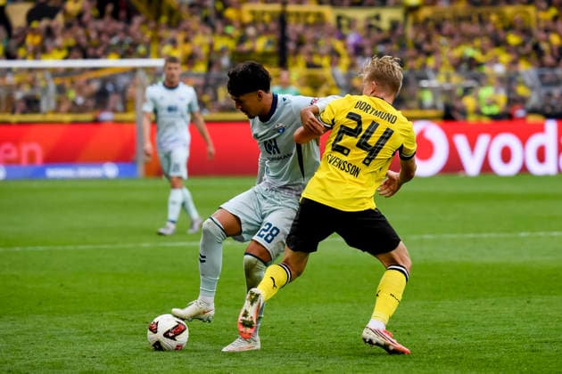 Tom Baack (SC Paderborn 07) und Daniel Svensson (Borussia Dortmund) im Kampf um den Ball waehrend des spiels der 1. Bundesliga zwischen Borussia Dortmund und SC Paderborn 07, Signal Iduna Park am 12. September 2026 in Dortmund, Deutschland. (Foto von Max Maiwald DeFodi Images) +++ Tom Baack (SC Paderborn 07) und Daniel Svensson (Borussia Dortmund) battle for the ball during the Bundesliga match between Borussia Dortmund and SC Paderborn 07 at Signal Iduna Park on September 12, 2026 in Dortmund, Germany. (Photo by Max Maiwald DeFodi Images) DFB DFL REGULATIONS PROHIBIT ANY USE OF PHOTOGRAPHS AS IMAGE SEQUENCES AND OR QUASI-VIDEO. (Photo by Max Maiwald DeFodi Images) - *** Tom Baack of SC Paderborn 07 and Daniel Svensson of Borussia Dortmund battle for the ball during the Bundesliga match between Borussia Dortmund and SC Paderborn 07 at Signal Iduna Park on September 12, 2026, in Dortmund, Germany Photo by Max Maiwald DeFodi Images Tom Baack of SC Paderborn 07 and Daniel Svensson of Borussia Dortmund battle for the ball during the Bundesliga match between Borussia Dortmund and SC Paderborn 07 at Signal Iduna Park on September 12, 2026 in Dortmund, Germany. Photo by Max Maiwald, DeFodi Images. DFB and DFL regulations prohibit any use of photographs as image sequences and or quasi-video. Photo by Max Maiwald, DeFodi Images